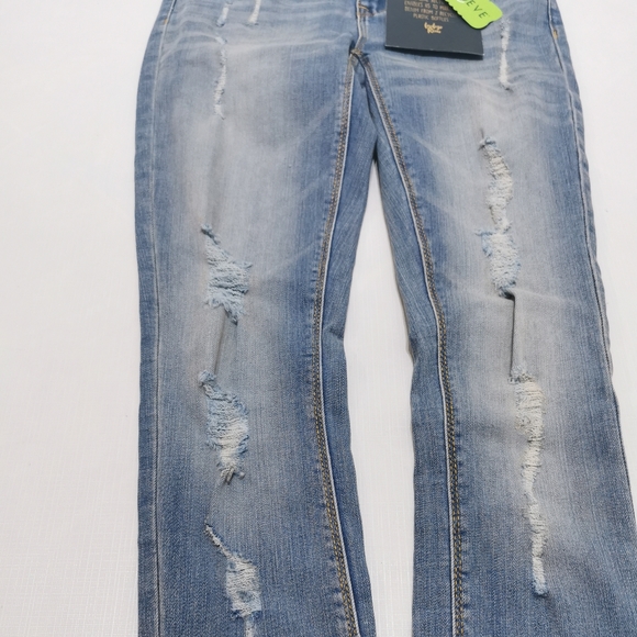 NWT Indigo mid rise crop distressed jeans - Picture 3 of 4